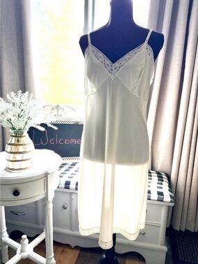 Vanity Fair Cream Lace Trim Slip